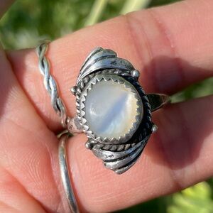 Vintage Native American handmade 925 sterling silver mother pearl leaf bead ring